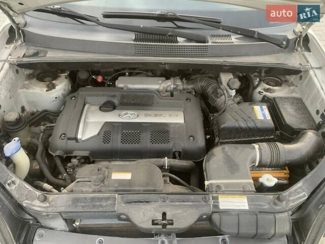 Серый Хендай Туксон, объемом двигателя 1.98 л и пробегом 215 тыс. км за 7500 $, фото 6 на Automoto.ua