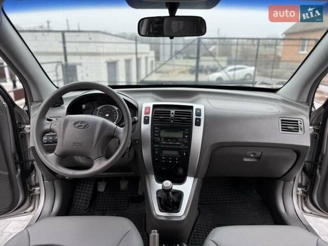 Серый Хендай Туксон, объемом двигателя 1.98 л и пробегом 252 тыс. км за 6950 $, фото 18 на Automoto.ua