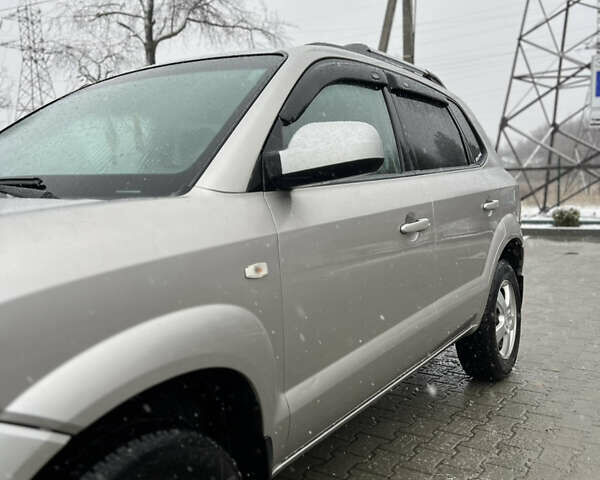 Сірий Хендай Туксон, об'ємом двигуна 1.99 л та пробігом 252 тис. км за 6700 $, фото 5 на Automoto.ua