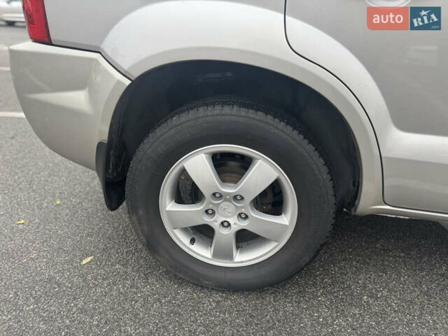 Серый Хендай Туксон, объемом двигателя 1.98 л и пробегом 175 тыс. км за 7800 $, фото 3 на Automoto.ua