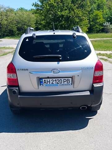 Серый Хендай Туксон, объемом двигателя 2 л и пробегом 258 тыс. км за 7500 $, фото 3 на Automoto.ua