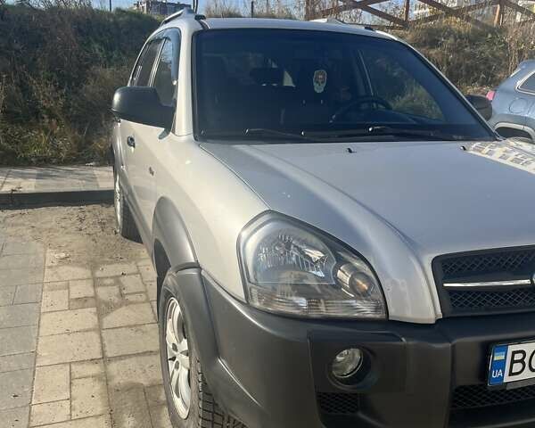 Серый Хендай Туксон, объемом двигателя 2 л и пробегом 161 тыс. км за 7000 $, фото 2 на Automoto.ua