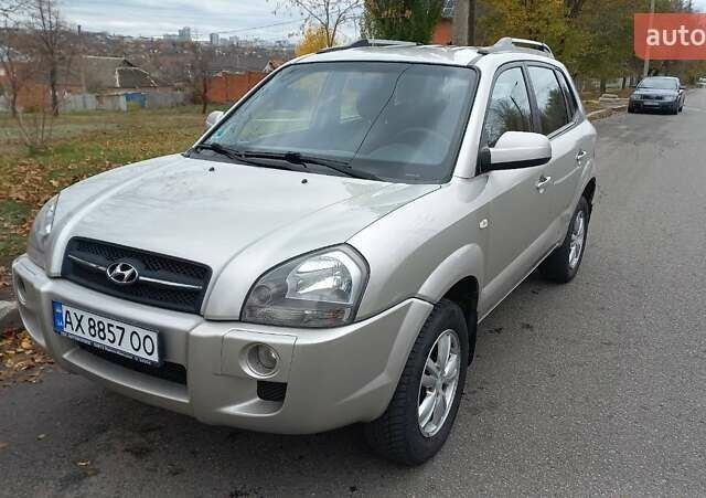Сірий Хендай Туксон, об'ємом двигуна 2 л та пробігом 203 тис. км за 7700 $, фото 9 на Automoto.ua