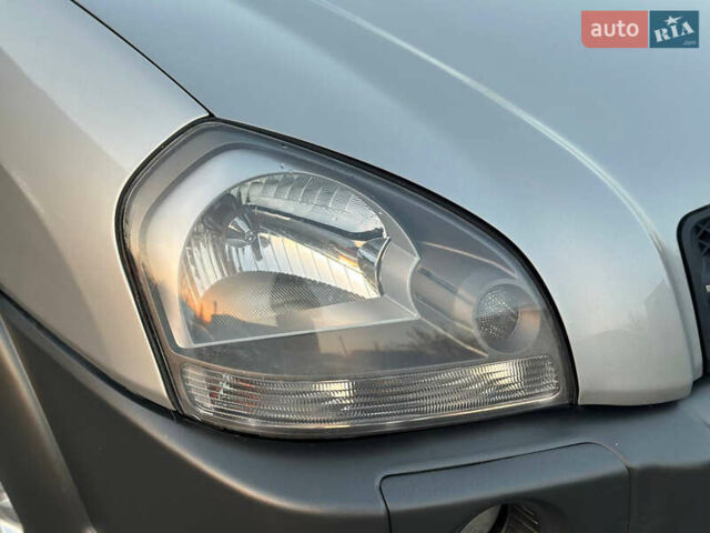 Серый Хендай Туксон, объемом двигателя 1.98 л и пробегом 167 тыс. км за 7300 $, фото 40 на Automoto.ua