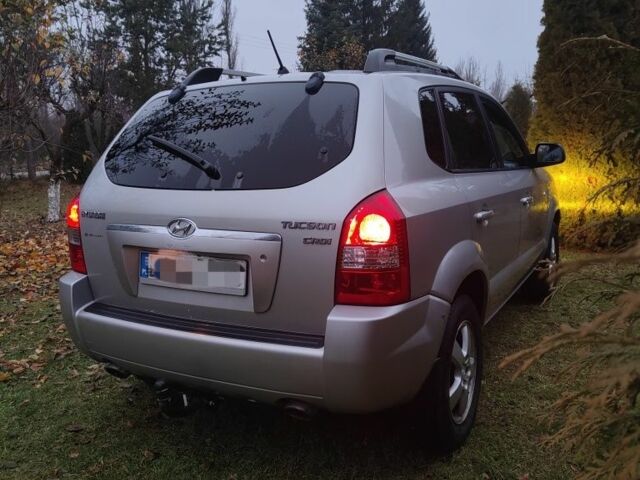 Серый Хендай Туксон, объемом двигателя 2 л и пробегом 310 тыс. км за 3658 $, фото 2 на Automoto.ua