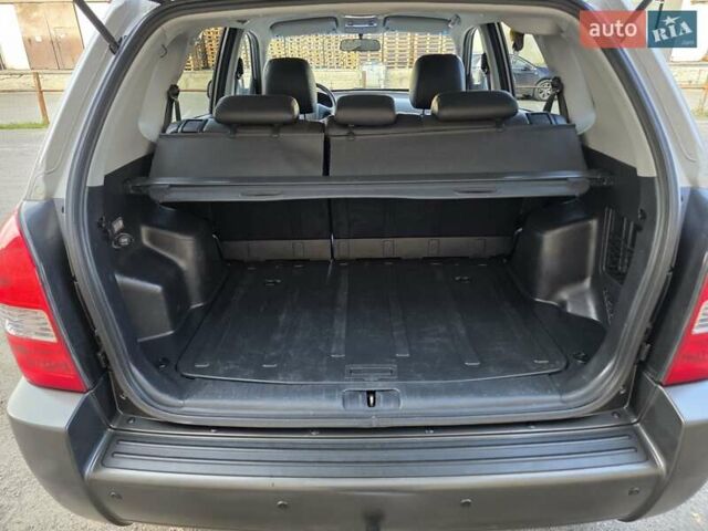 Хендай Туксон 2007 в Луцке на Automoto.ua Серый Хендай Туксон, объемом двигателя 1.98 л и пробегом 120 тыс. км за 7799 $, фото 38 на Automoto.ua