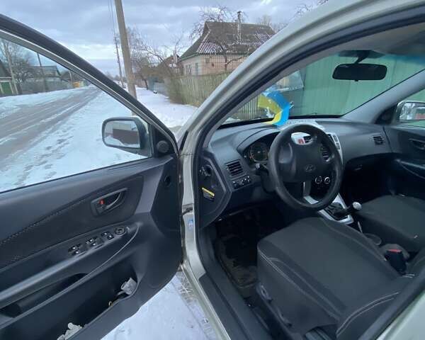 Серый Хендай Туксон, объемом двигателя 2 л и пробегом 213 тыс. км за 7999 $, фото 6 на Automoto.ua