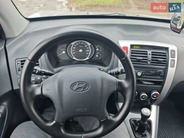 Серый Хендай Туксон, объемом двигателя 1.98 л и пробегом 173 тыс. км за 7450 $, фото 4 на Automoto.ua