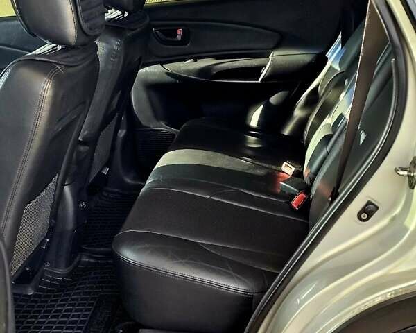 Сірий Хендай Туксон, об'ємом двигуна 2 л та пробігом 198 тис. км за 8250 $, фото 7 на Automoto.ua