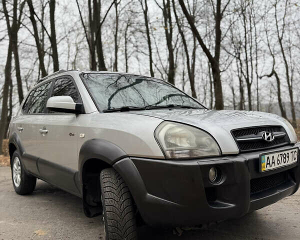 Серый Хендай Туксон, объемом двигателя 1.98 л и пробегом 269 тыс. км за 7100 $, фото 7 на Automoto.ua