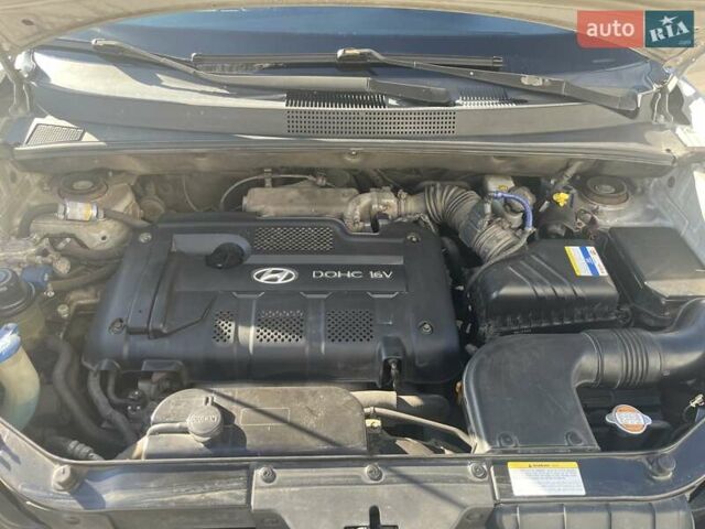 Серый Хендай Туксон, объемом двигателя 2 л и пробегом 161 тыс. км за 7000 $, фото 9 на Automoto.ua