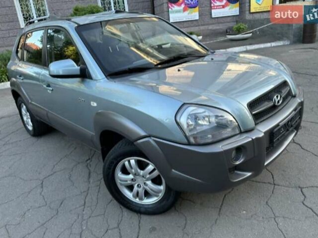 Серый Хендай Туксон, объемом двигателя 2 л и пробегом 110 тыс. км за 10200 $, фото 1 на Automoto.ua