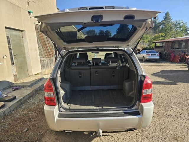 Серый Хендай Туксон, объемом двигателя 2 л и пробегом 320 тыс. км за 7150 $, фото 3 на Automoto.ua