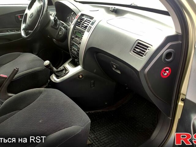 Серый Хендай Туксон, объемом двигателя 2 л и пробегом 249 тыс. км за 7300 $, фото 7 на Automoto.ua