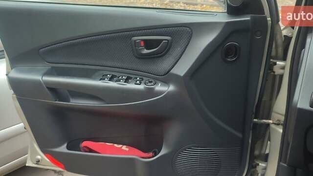 Серый Хендай Туксон, объемом двигателя 1.98 л и пробегом 169 тыс. км за 7500 $, фото 3 на Automoto.ua