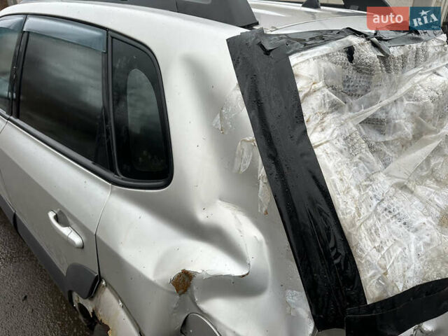 Серый Хендай Туксон, объемом двигателя 1.98 л и пробегом 340 тыс. км за 3999 $, фото 9 на Automoto.ua