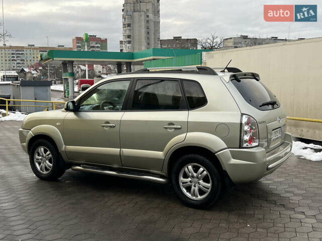 Сірий Хендай Туксон, об'ємом двигуна 2 л та пробігом 257 тис. км за 6550 $, фото 4 на Automoto.ua