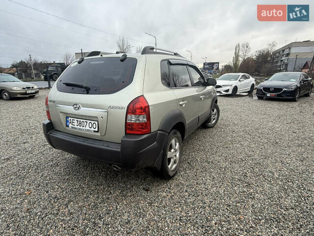 Сірий Хендай Туксон, об'ємом двигуна 1.98 л та пробігом 169 тис. км за 7890 $, фото 5 на Automoto.ua