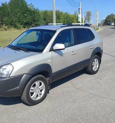 Серый Хендай Туксон, объемом двигателя 2 л и пробегом 185 тыс. км за 7999 $, фото 3 на Automoto.ua