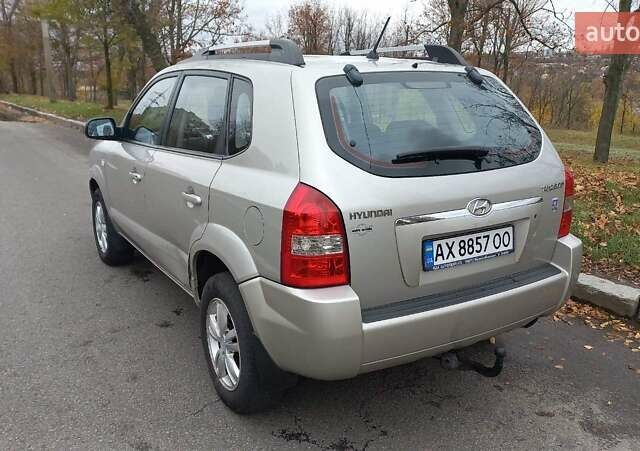 Сірий Хендай Туксон, об'ємом двигуна 2 л та пробігом 203 тис. км за 7700 $, фото 7 на Automoto.ua