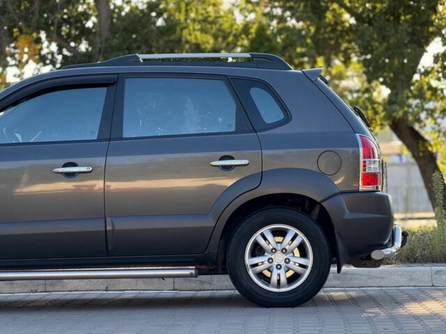 Серый Хендай Туксон, объемом двигателя 2 л и пробегом 282 тыс. км за 7950 $, фото 8 на Automoto.ua