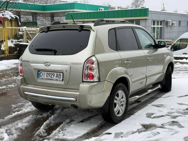 Серый Хендай Туксон, объемом двигателя 2 л и пробегом 257 тыс. км за 6500 $, фото 2 на Automoto.ua