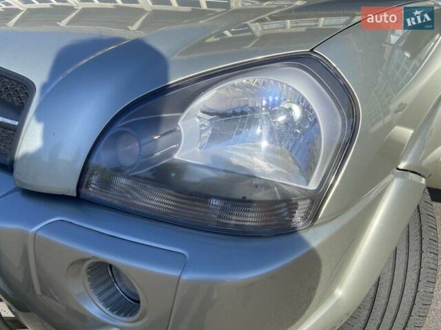 Сірий Хендай Туксон, об'ємом двигуна 1.98 л та пробігом 255 тис. км за 7350 $, фото 2 на Automoto.ua