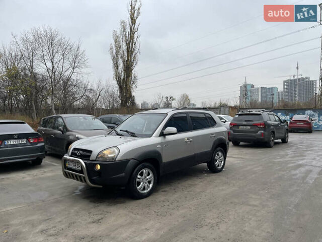 Серый Хендай Туксон, объемом двигателя 2 л и пробегом 290 тыс. км за 6500 $, фото 5 на Automoto.ua
