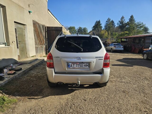 Серый Хендай Туксон, объемом двигателя 2 л и пробегом 320 тыс. км за 7150 $, фото 2 на Automoto.ua