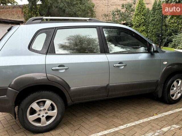 Серый Хендай Туксон, объемом двигателя 1.98 л и пробегом 218 тыс. км за 7900 $, фото 2 на Automoto.ua