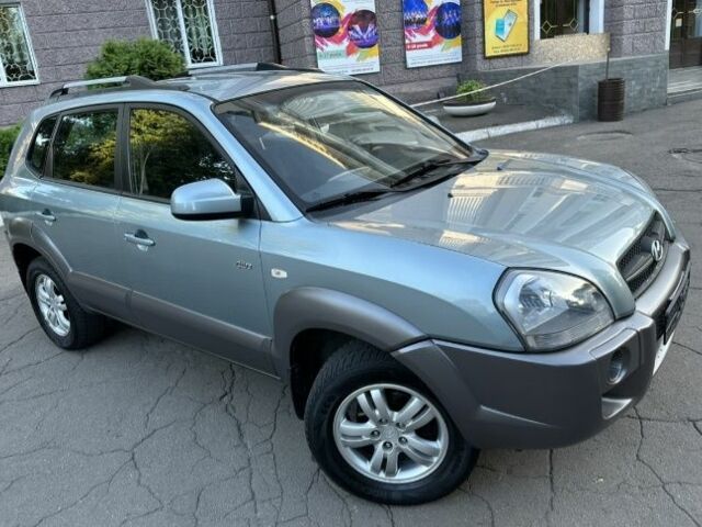 Серый Хендай Туксон, объемом двигателя 2 л и пробегом 110 тыс. км за 11900 $, фото 1 на Automoto.ua