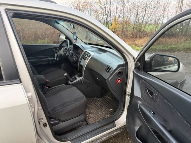 Хендай Туксон 2007 у Ахтырке на Automoto.ua Сірий Хендай Туксон, об'ємом двигуна 2 л та пробігом 192 тис. км за 6950 $, фото 11 на Automoto.ua