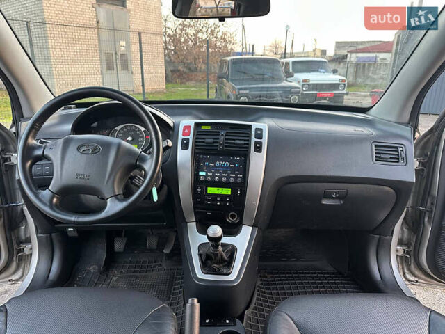 Серый Хендай Туксон, объемом двигателя 1.98 л и пробегом 167 тыс. км за 7300 $, фото 30 на Automoto.ua