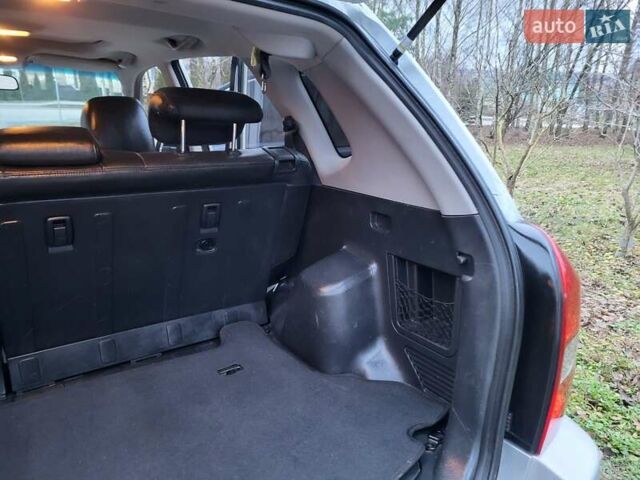 Серый Хендай Туксон, объемом двигателя 2 л и пробегом 240 тыс. км за 8300 $, фото 100 на Automoto.ua