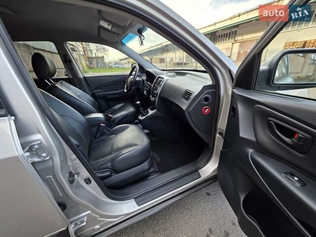 Хендай Туксон 2007 в Луцке на Automoto.ua Серый Хендай Туксон, объемом двигателя 1.98 л и пробегом 120 тыс. км за 7799 $, фото 27 на Automoto.ua