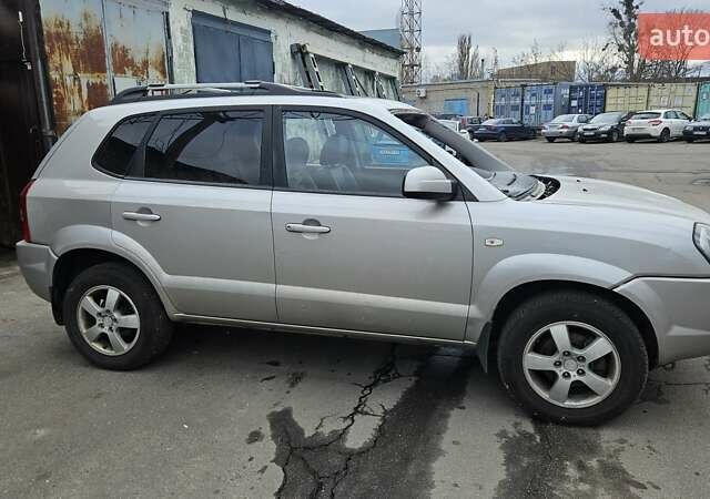 Серый Хендай Туксон, объемом двигателя 2 л и пробегом 330 тыс. км за 4000 $, фото 2 на Automoto.ua