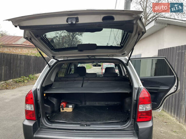 Серый Хендай Туксон, объемом двигателя 2 л и пробегом 290 тыс. км за 6500 $, фото 13 на Automoto.ua