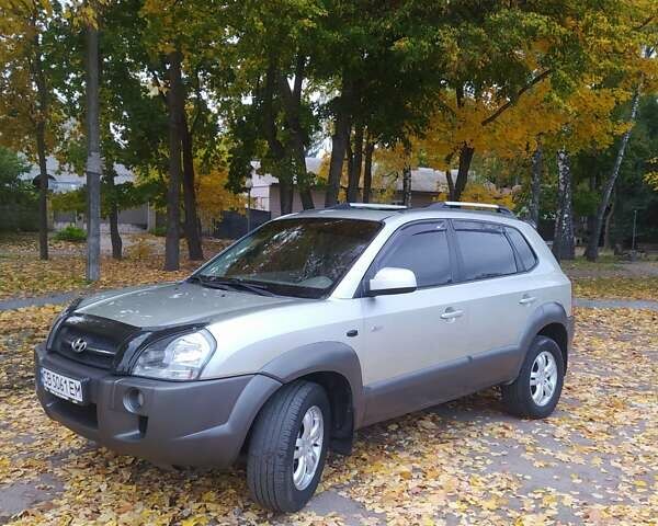 Серый Хендай Туксон, объемом двигателя 1.98 л и пробегом 250 тыс. км за 7300 $, фото 1 на Automoto.ua