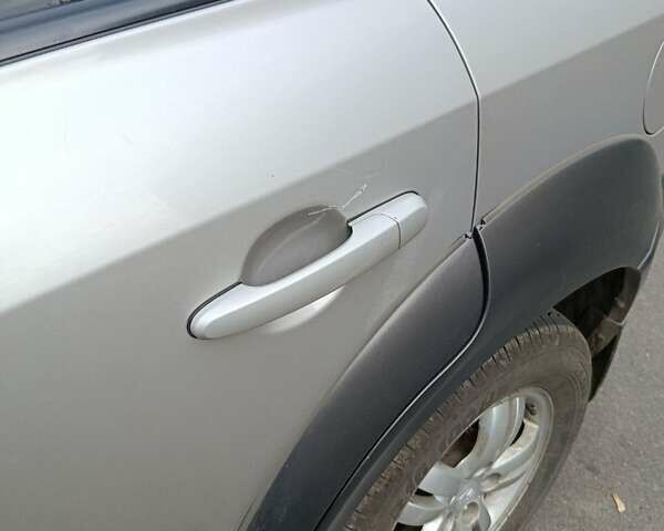 Сірий Хендай Туксон, об'ємом двигуна 2 л та пробігом 335 тис. км за 7200 $, фото 12 на Automoto.ua