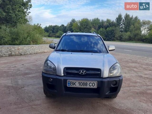 Сірий Хендай Туксон, об'ємом двигуна 2 л та пробігом 240 тис. км за 7499 $, фото 1 на Automoto.ua