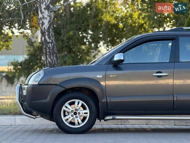 Серый Хендай Туксон, объемом двигателя 1.98 л и пробегом 282 тыс. км за 8350 $, фото 11 на Automoto.ua