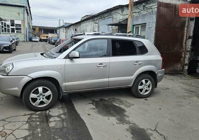 Серый Хендай Туксон, объемом двигателя 2 л и пробегом 330 тыс. км за 4000 $, фото 3 на Automoto.ua