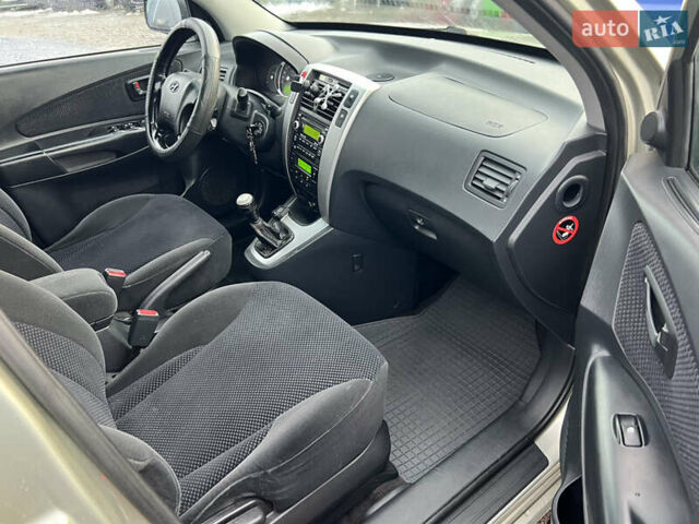 Сірий Хендай Туксон, об'ємом двигуна 2 л та пробігом 257 тис. км за 6550 $, фото 19 на Automoto.ua