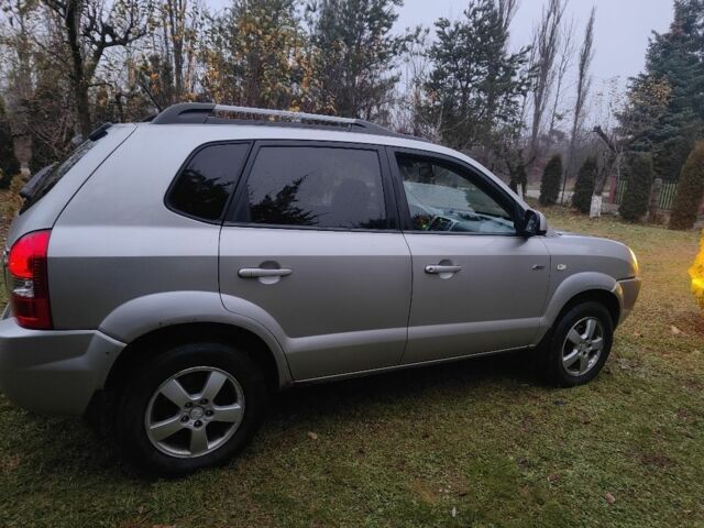 Серый Хендай Туксон, объемом двигателя 2 л и пробегом 310 тыс. км за 3658 $, фото 1 на Automoto.ua