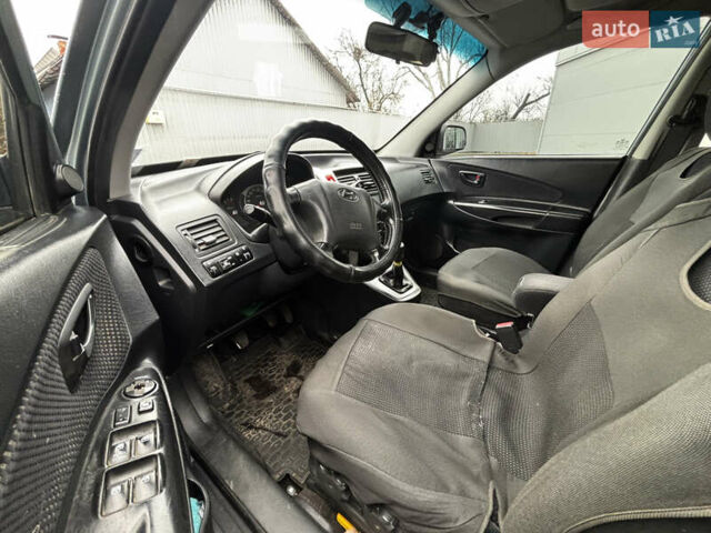 Сірий Хендай Туксон, об'ємом двигуна 2 л та пробігом 255 тис. км за 7600 $, фото 14 на Automoto.ua