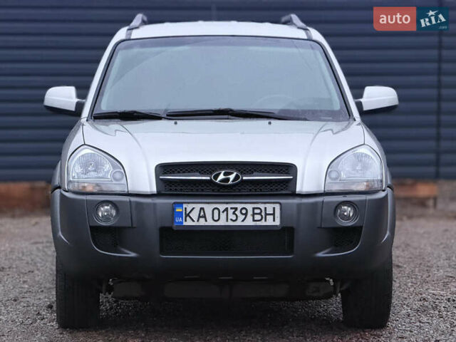 Сірий Хендай Туксон, об'ємом двигуна 2 л та пробігом 305 тис. км за 7350 $, фото 1 на Automoto.ua