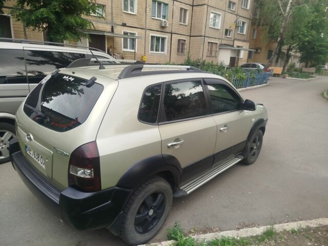 Серый Хендай Туксон, объемом двигателя 2 л и пробегом 178 тыс. км за 7300 $, фото 1 на Automoto.ua