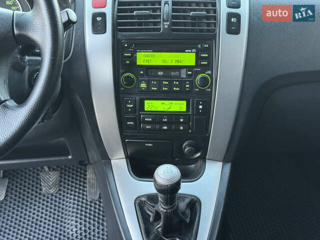 Серый Хендай Туксон, объемом двигателя 1.99 л и пробегом 315 тыс. км за 7300 $, фото 22 на Automoto.ua