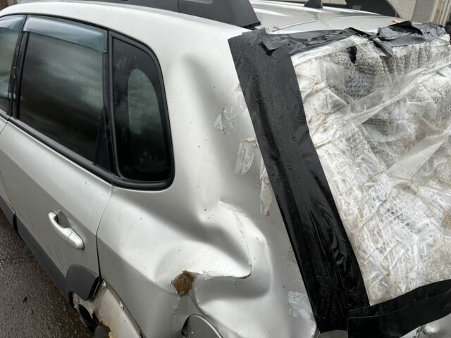 Серый Хендай Туксон, объемом двигателя 2 л и пробегом 350 тыс. км за 3850 $, фото 5 на Automoto.ua