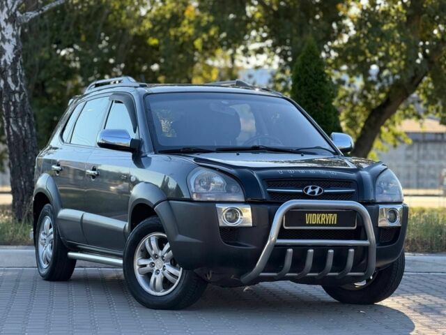 Серый Хендай Туксон, объемом двигателя 2 л и пробегом 282 тыс. км за 7950 $, фото 4 на Automoto.ua